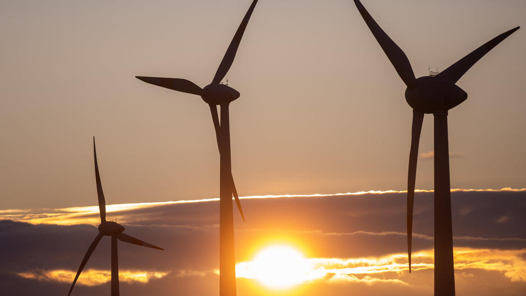 ARCHIV - 12.11.2019, Sachsen-Anhalt, Egeln: Die Sonne geht hinter Windkraftanlagen unter. Der Bundesverband Windenergie will am 16.11.2019 Zahlen zur Lage der Branche mitteilen. Foto: Klaus-Dietmar Gabbert/zb/dpa +++ dpa-Bildfunk +++