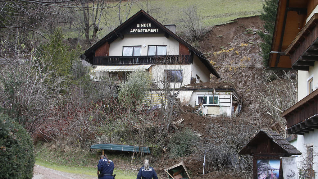 18.11.2019, Österreich, Bad Kleinkirchheim: Einsatzkräfte befinden sich am Unglücksort im Einsatz, nachdem ein Wohnhaus von einem Erdrutsch getroffen und teilweise zerstört worden ist. Eine Person wird aktuell vermisst. Foto: Gert Eggenberger/APA/dpa