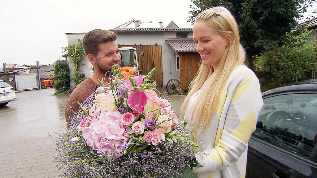Bauer sucht Frau: Carina ist zurück und Bauer Michael empfängt sie mit Blumen.
