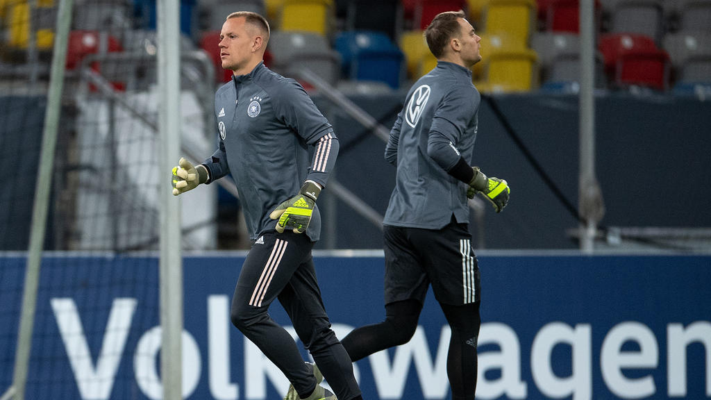 13.11.2019, Nordrhein-Westfalen, Düsseldorf: Fußball: Nationalmannschaft, vor dem EM-Qualifikationsspiel gegen Weißrussland: Die Torhüter Marc-Andre ter Stegen (l) und Manuel Neuer nehmen am Training teil. Die Mannschaft bereitet sich in Düsseldorf a