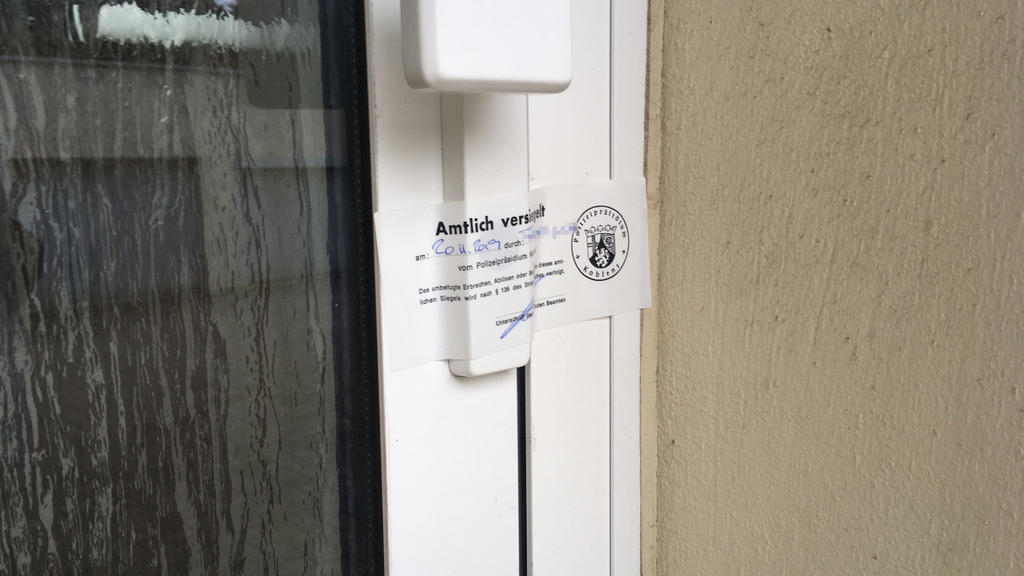 Fritz von Weizsäcker erstochen: Tür zur Wohnung polizeilich versiegelt.