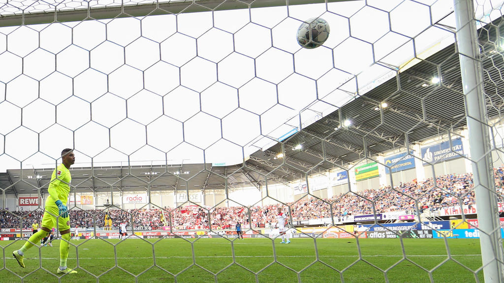 26.10.2019, Nordrhein-Westfalen, Paderborn: Fußball: Bundesliga, SC Paderborn 07 - Fortuna Düsseldorf, 9. Spieltag in der Benteler-Arena. Torwart Zackary Steffen aus Düsseldorf muss mit ansehen, wie der Ball zum 1:0 ins Tornetz fliegt. Foto: Friso Ge