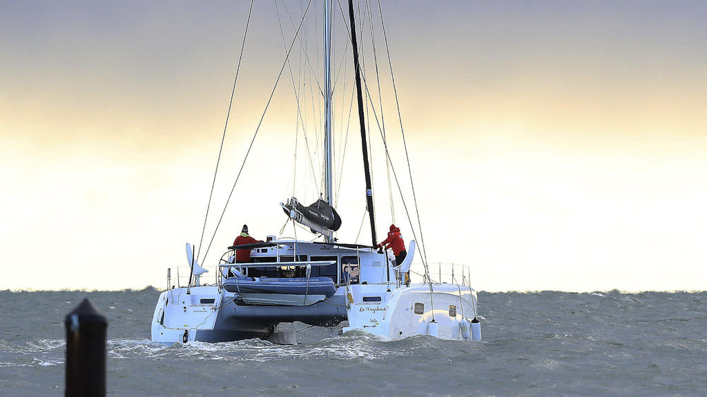 13.11.2019, USA, Hampton: Der Katamaran «La Vagabonde» mit der der Klimaaktivistin Greta Thunberg an Bord sticht in See. Thunberg kommt auf ihrem Weg zur Weltklimakonferenz nach Madrid langsamer auf dem Atlantik voran als bei ihrer Hintour in die USA