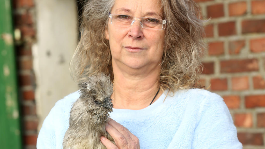 Ute Milosevic streichelt auf ihrem Hof ein Seidenhuhn. Das Filmhuhn Sieglinde wurde laut Landgericht Kleve bei einem Spaziergang im Sommer 2017 in Weeze von einem Hund gejagt und getötet. Die Eigentümerin des H