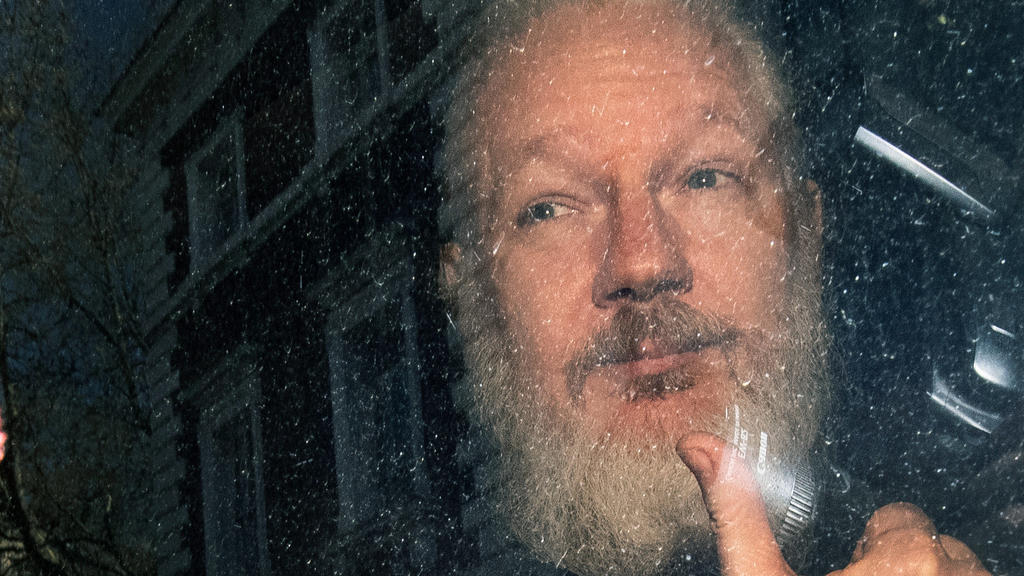 ARCHIV - 11.04.2019, Großbritannien, London: Julian Assange, Mitbegründer der Enthüllungsplattform WikiLeaks, kommt am Westminster-Amtsgericht in London an. Mehr als 60 Ärzte haben britischen Medienberichten zufolge eine dringende medizinische Behand