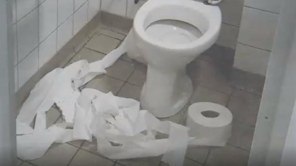 Verstopfte Toilette am Berliner Heinrich-Schliemann-Gymnasium