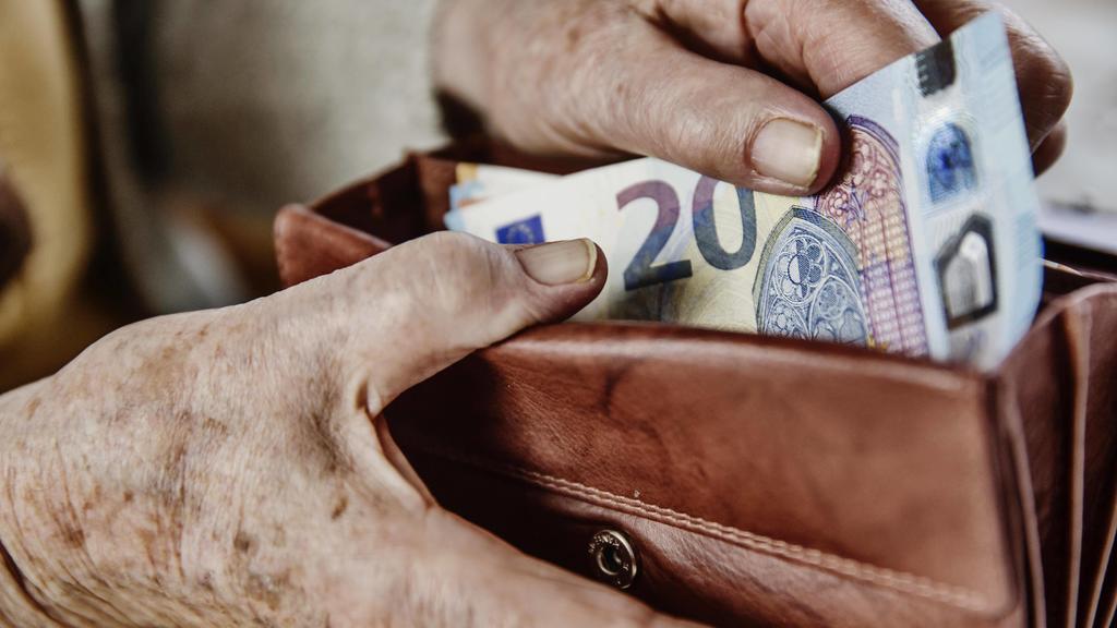 Seniorin zieht einen 20 Euro Schein aus ihrem Portemonnaie, Deutschland, Europa *** A 20 Euro Bill citizen pulls out her wallet Germany Europe Copyright: imageBROKER/JanxTepass ibxjte04634737.jpg Bitte beachten Sie die gesetzlichen Bestimmungen des