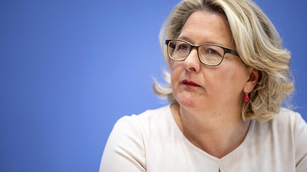 Bundesumweltministerin Svenja Schulze, SPD, aufgenommen waehrend einer Pressekonferenz zur Vorstellung von drei Gutachten fuer eine sozialvertraegliche Ausgestaltung einer CO2-Bepreisung in der Bundespressekonferenz (BPK). Berlin, 05.07.2019. Berlin