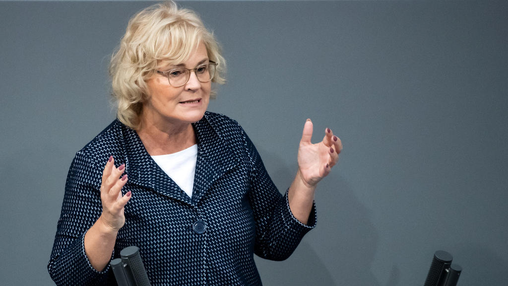 Christine Lambrecht (SPD), Bundesjustizministerin, spricht bei der Beratung des Etats vom Ministerium für Justiz und Verbraucherschutz im Deutschen Bundestag. Lambrecht will an diesem Dienstag den lange erwarteten Entwurf
