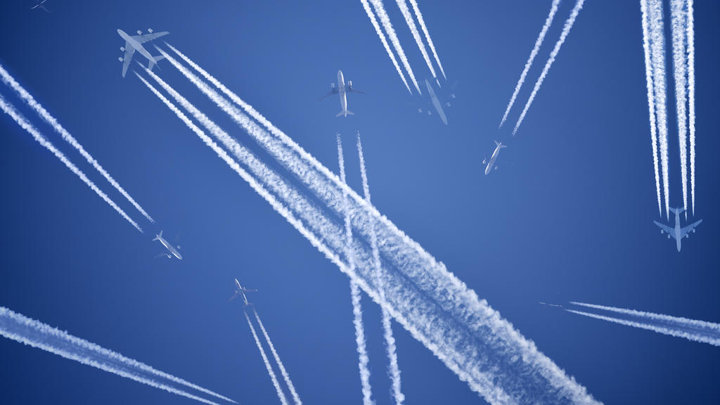 FOTOMONTAGE, Flugzeuge mit Kondensstreifen am Himmel *** PHOTOMONTAGE, airplanes with condensation trails in the sky