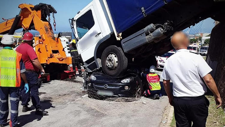 Der LKW krachte auf den fahrenden Opel
