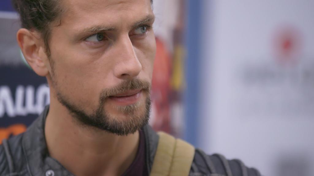 Unter uns: Luke schaut verschlagen.