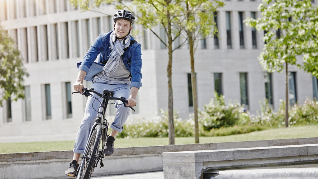Student on his e-bike at Goethe University in Frankfurt, Germany model released Symbolfoto property released PUBLICATIONxINxGERxSUIxAUTxHUNxONLY RORF01954