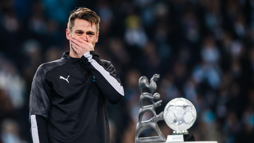 191128 Markus Rosenberg of Malmö FF in tears during his honoring after the Europa League match between Malmö FF and Dynamo Kiev on November 28, 2019 in Malmö. Photo: Mathias Bergeld / BILDBYRAN / Cop 200 bbeng fotboll fotball europaligaen football e