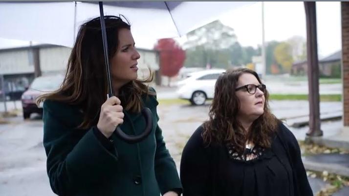 RTL-Reporterin Tara Bohan (l.) und Serena Dyksen gehen an den Ort zurück, an dem die Abtreibung vor 30 Jahren stattgefunden hat.