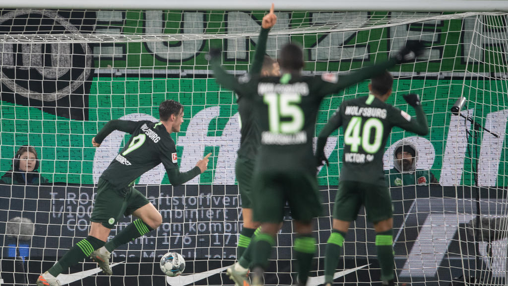 01.12.2019, Niedersachsen, Wolfsburg: Fußball: Bundesliga, VfL Wolfsburg - Werder Bremen, 13. Spieltag in der Volkswagen Arena. Wolfsburgs Wout Weghorst (l) jubelt nach seinem Treffer zum 1:1. Foto: Swen Pförtner/dpa - WICHTIGER HINWEIS: Gemäß den Vo