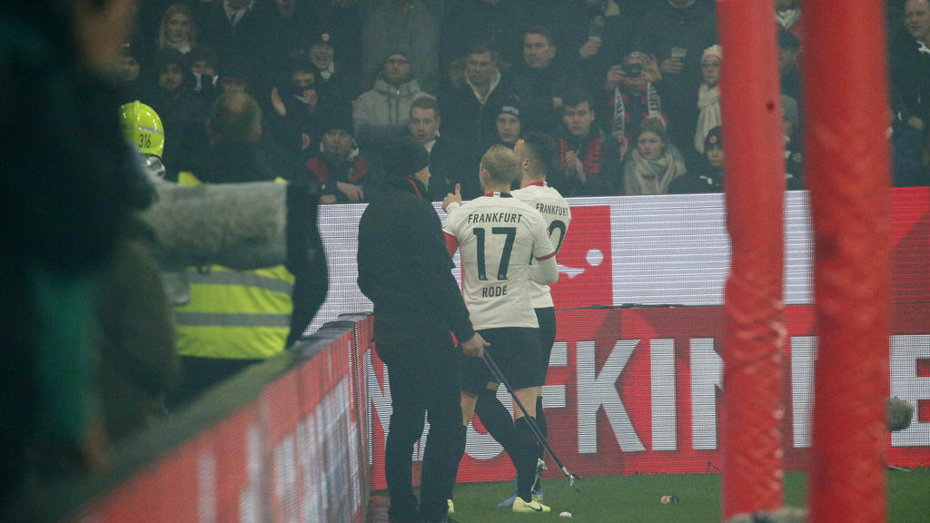 Eintracht Ultras zuenden Bengalisches Feuer, Filip Kostic 10, Eintracht Frankfurt und Sebastian Rode 17, Eintracht Frankfurt beim Frankfurter Block, Fussball, 1. Bundesliga: 1. FSV Mainz 05 - Eintracht Frankfurt, 13. Spieltag am 02.12.2019, Saison 20