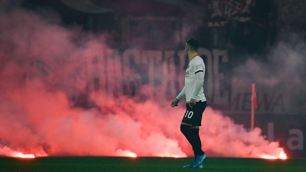 02.12.2019, xjhx, Fussball 1.Bundesliga, FSV Mainz 05 - Eintracht Frankfurt emspor, v.l. Filip Kostic Eintracht Frankfurt Bengalos rauchbomben DFL/DFB REGULATIONS PROHIBIT ANY USE OF PHOTOGRAPHS as IMAGE SEQUENCES and/or QUASI-VIDEO Mainz *** 02 12