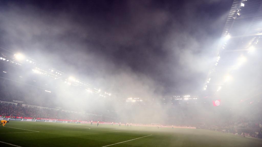 Qualm der Pyrotechnik-Boeller in der Opel-Arena FSV Mainz 05 vs Eintracht Frankfurt, Fussball, 1. Liga, 02.12.2019 DFL REGULATIONS PROHIBIT ANY USE OF PHOTOGRAPHS AS IMAGE SEQUENCES AND/OR QUASI-VIDEO FSV Mainz 05 vs Eintracht Frankfurt, Fussball, 1