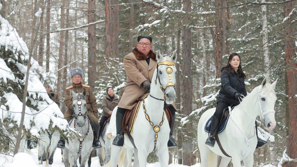 dpatopbilder - HANDOUT - 04.12.2019, Nordkorea, Paektusan: Dieses undatierte von der staatlichen nordkoreanischen Nachrichtenagentur KCNA am 04.12.2019 zur Verfügung gestellte Foto zeigt Kim Jong Un (M), Machthaber von Nordkorea, und seine Frau Ri So