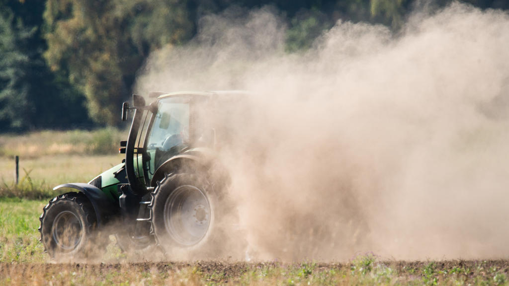 ARCHIV - 22.08.2018, Niedersachsen, Dollbergen: Ein Landwirt pflügt ein staubtrockenes Feld in der Region Hannover. Deutschland hat Germanwatch zufolge im vergangenen Jahr erstmals zu den drei am stärksten von Extremwetter betroffenen Staaten gezähl