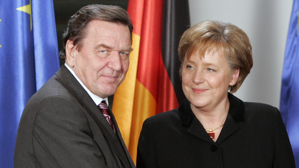 Gerhard Schröder übergab im Jahr 2005 das Bundeskanzleramt an Angela Merkel.