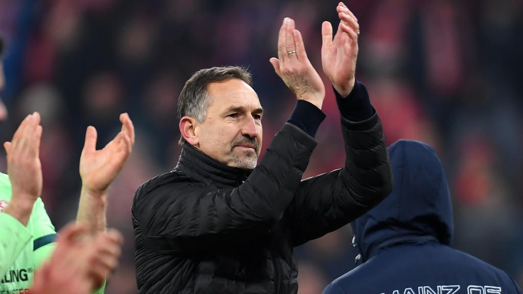 02.12.2019, Rheinland-Pfalz, Mainz: Fußball: Bundesliga, FSV Mainz 05 - Eintracht Frankfurt, 13. Spieltag in der Opel Arena. Der Mainzer Trainer Achim Beierlorzer (r) feiert mit den Fans den Sieg Foto: Torsten Silz/dpa - WICHTIGER HINWEIS: Gemäß den