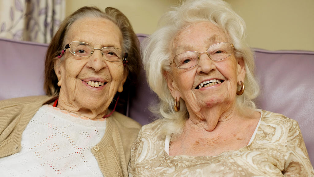 Die beiden rüstigen Seniorinnen haben den Schalk im Nacken.