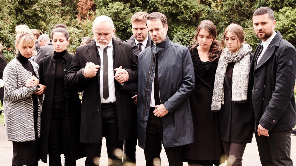 Die Familie (v.l.: Isabell Hertel, Valea Scalabrino, Luca Maric, Benjamin Heinrich, Ben Ruedinger, Antonia Michalsky, Josephine Becker, Milos Vukovic) gibt sich in ihrer Trauer um Irene gegenseitig Halt. Die Verwendung des sendungsbezogenen Materials