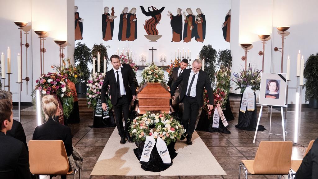 Mitte v.l.: Till (Ben Ruedinger), Paco (Milos Vukovic) und Robert (Luca Maric) tragen Irenes Sarg aus der Trauerhalle.Die Verwendung des sendungsbezogenen Materials ist nur mit dem Hinweis und Verlinkung auf TVNOW gestattet.