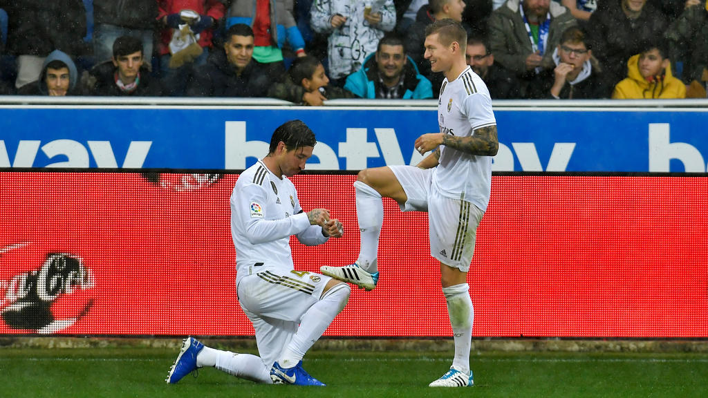 dpatopbilder - 30.11.2019, Spanien, Vitoria-Gasteiz: Fußball: Primera División, Spanien, CD Alaves - Real Madrid, 15. Spieltag, im Estadio Mendizorrotza. Sergio Ramos (l) von Real Madrid feiert sein Tor zum 0:1 mit seinem Teamkollegen Toni Kroos. Fot