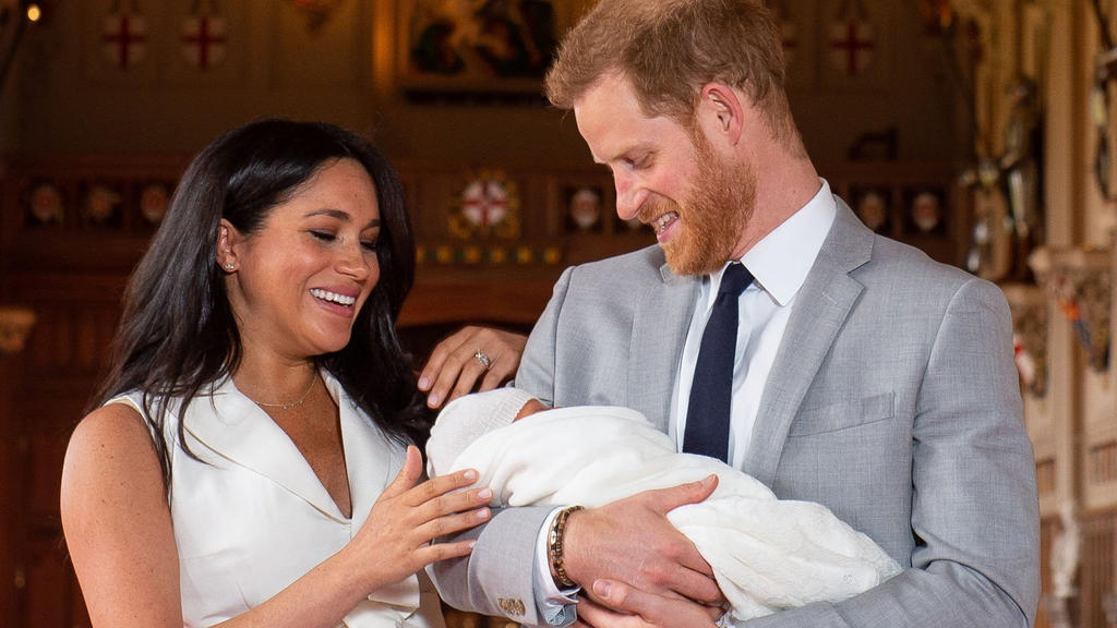 08.05.2019, Großbritannien, Windsor: RECROP - Prinz Harry von Großbritannien und Meghan, Herzogin von Sussex, halten ihren noch namenlosen Sohn in der St. George's Hall im Windsor Castle im Arm. Das noch namenlose, am 06.05.2019 geborene, «Baby Susse