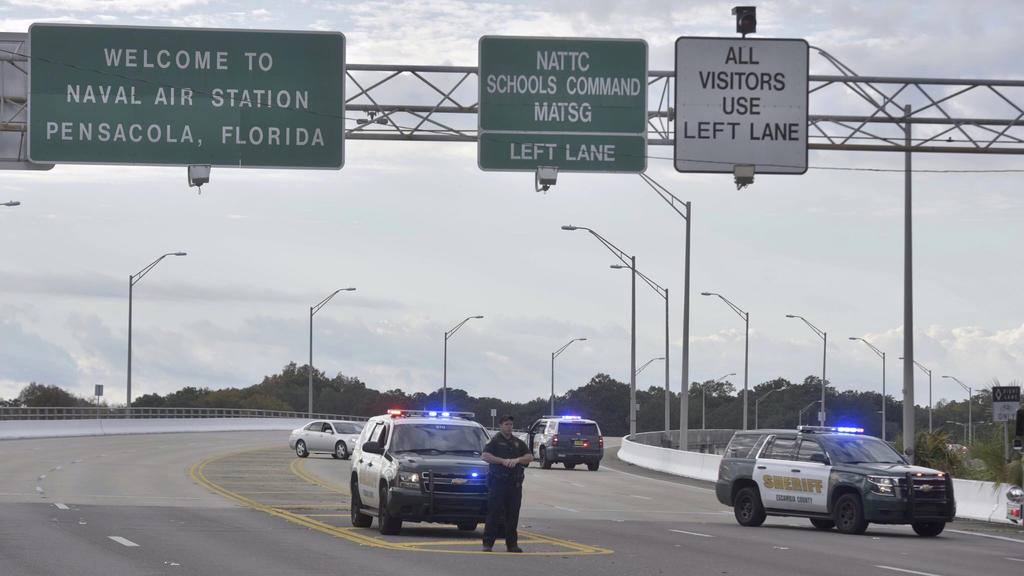 06.12.2019, USA, Pensacola: Polizeifahrzeuge blockieren die Zufahrt zur Naval Air Station. Zum zweiten Mal innerhalb einer Woche ist es auf einem Militärstützpunkt in den USA zu tödlichen Schüssen gekommen. Die US Navy teilte am Freitag mit, auf dem