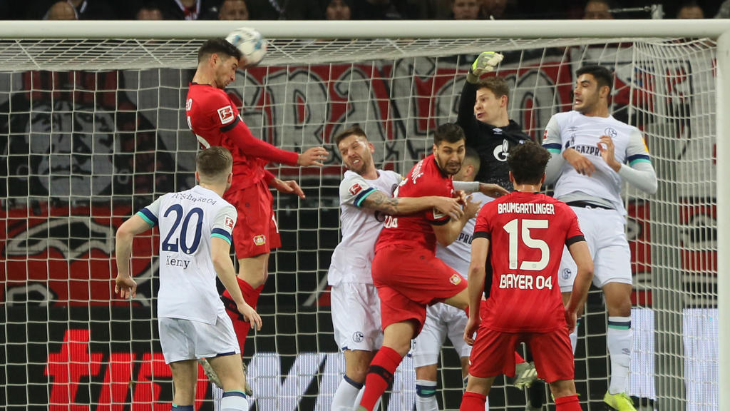 Bayer 04 Leverkusen - FC Schalke 04 / 07.12.2019 / Tor 1:0 durch Lukas Alario LEV Torwart Alexander Nübel Schalke greift vorherneben den Ball DFL REGULATIONS PROHIBIT ANY USE OF PHOTOGRAPHS AS IMAGE SEQUENCES AND/OR QUASI-VIDEO *** Bayer 04 Leverkus