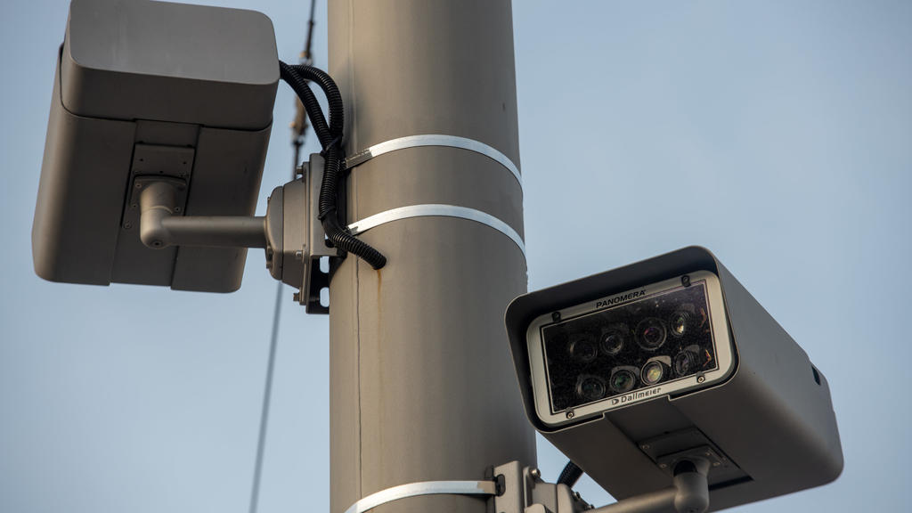 08.12.2019, Bayern, Augsburg: Am Königsplatz sind an einem Mast Videoüberwachungskamneras angebracht. Ein Feuerwehrmann war am Freitagabend (06.12.2019) hier in seiner Freizeit nach einem Schlag so schwer verletzt worden, dass er noch vor Ort starb.