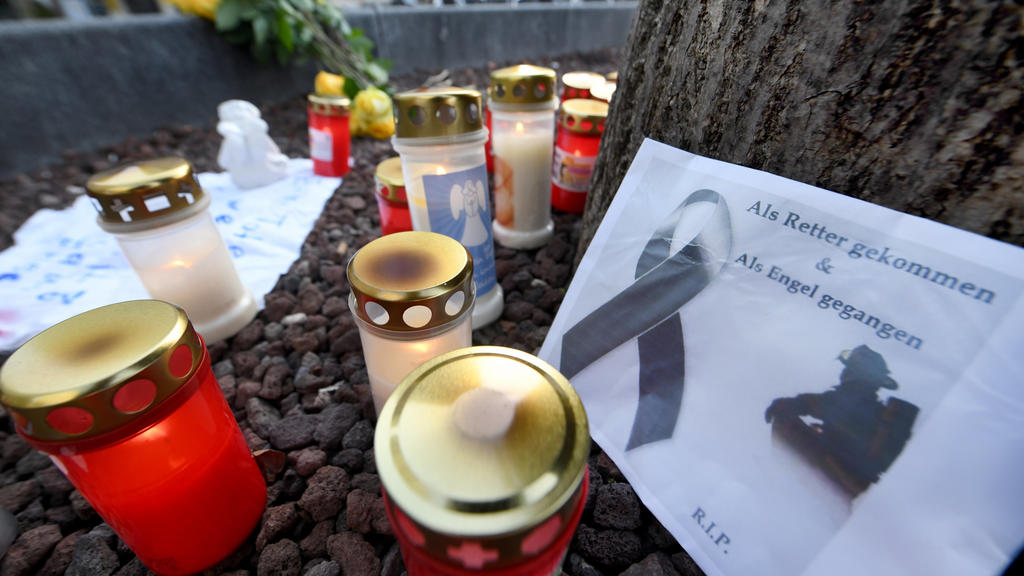 08.12.2019, Bayern, Augsburg: Am Königsplatz liegen Blumen neben Kerzen. Ein Feuerwehrmann war am Freitagabend (06.12.2019) hier in seiner Freizeit nach einem Schlag so schwer verletzt worden, dass er noch vor Ort starb Foto: Stefan Puchner/dpa +++ d