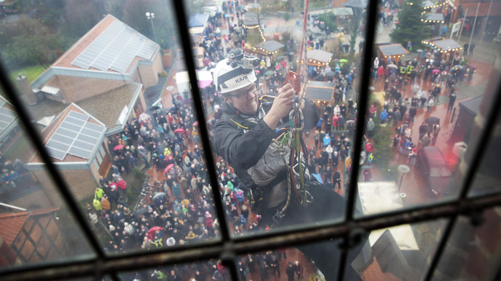 Pastor Christian Kopp klettert auf Kirchturm in Syke