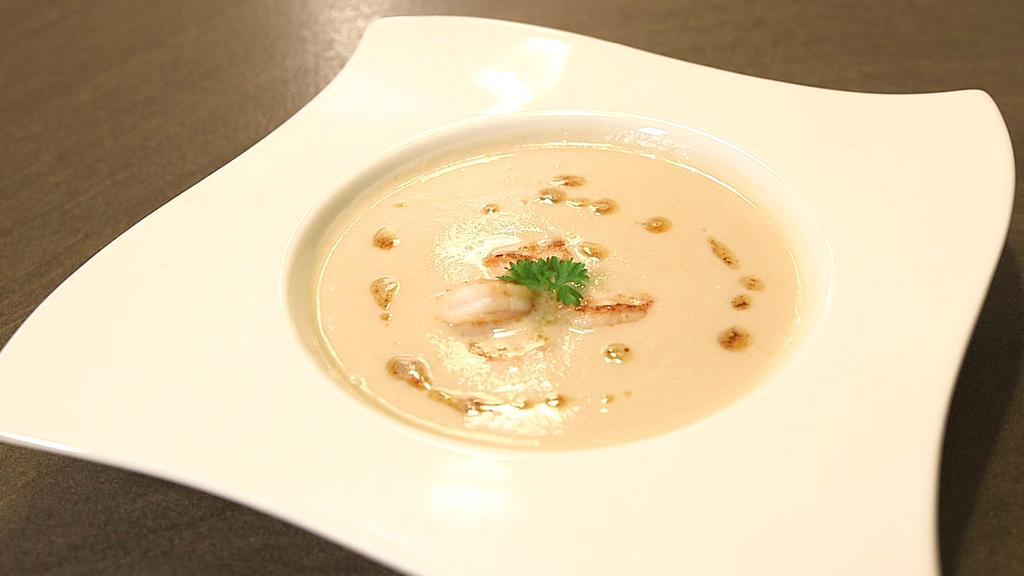 Blumenkohl-Mandelsuppe mit Garnelen