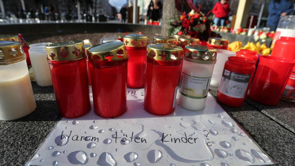 09.12.2019, Bayern, Augsburg: "Warum töten Kinder?" steht am Königsplatz auf einem Zettel zwischen Grablichtern zu lesen. Ein Feuerwehrmann war am Freitagabend (06.12.2019) hier in seiner Freizeit nach einem Schlag so schwer verletzt worden, dass er