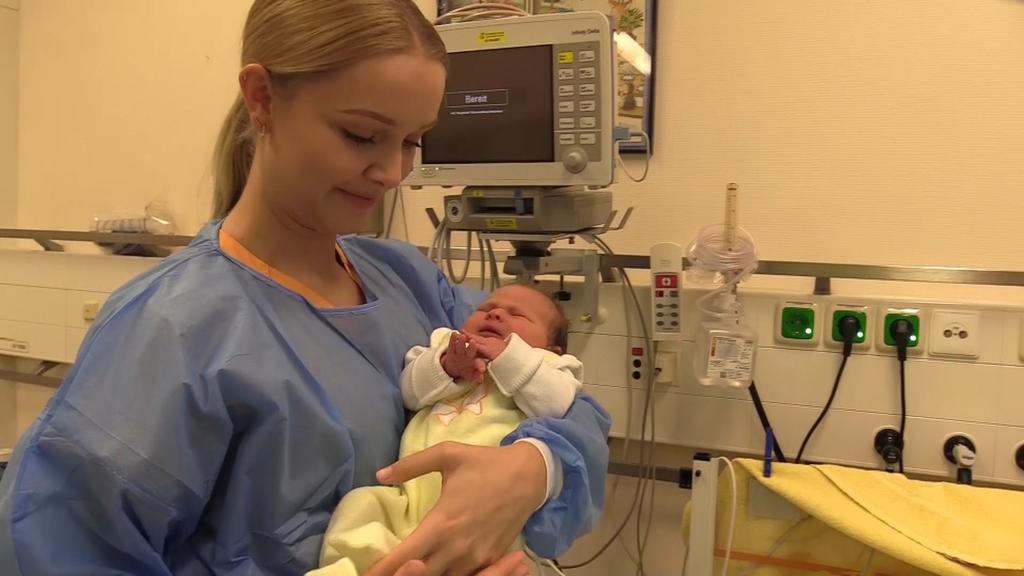 Eine Krankenschwester kümmert sich um Findelkind Luisa.