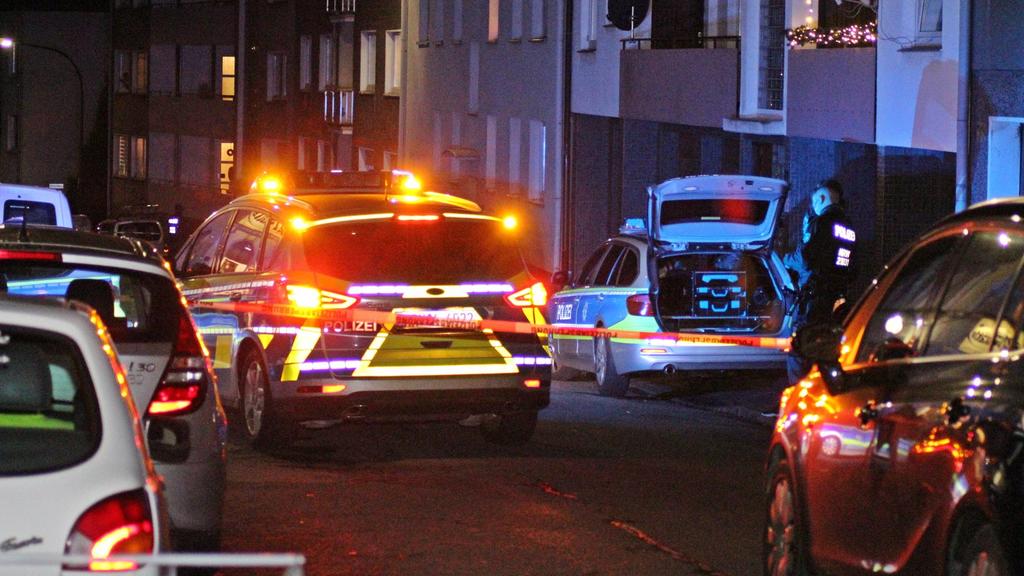 07.12.2019, Nordrhein-Westfalen, Wuppertal: Polizisten sind auf einer abgesperrten Straße im Einsatz. Bei einem Polizeieinsatz haben Beamte am Samstag einen Mann mit Schüssen tödlich verletzt. Nach ersten Erkenntnissen hatte der 25-jährige Wuppertale