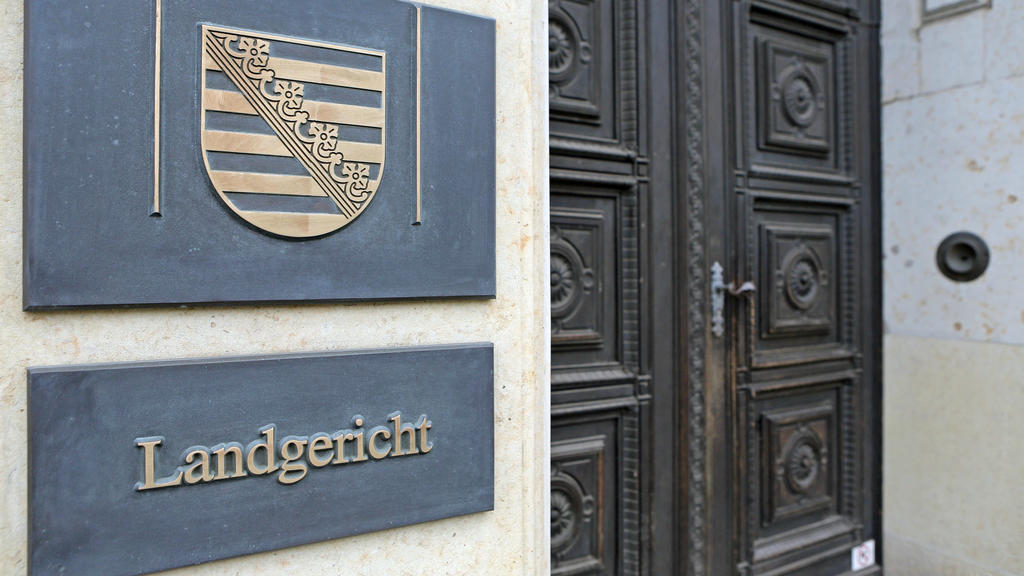 ARCHIV - 07.02.2014, Sachsen, Leipzig: Das Schild am Eingang zum Landgericht Leipzig. (zu dpa «Fortsetzung Prozess wegen Versuchs der schweren Brandstiftung») Foto: Jan Woitas/zb/dpa +++ dpa-Bildfunk +++