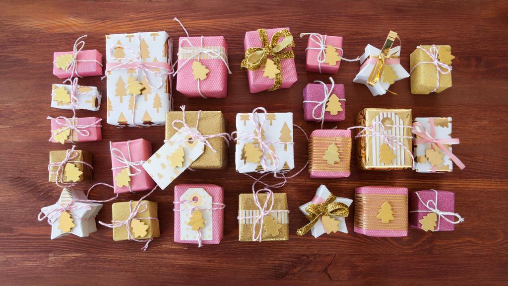 Festlich verpackte Geschenke zu Weihnachten auf Hintergrund aus Holz - Little christmas presentse *** Festively wrapped Christmas gifts on wooden background Little christmas presentse PUBLICATIONxINxGERxSUIxAUTxHUNxONLY 1079705242