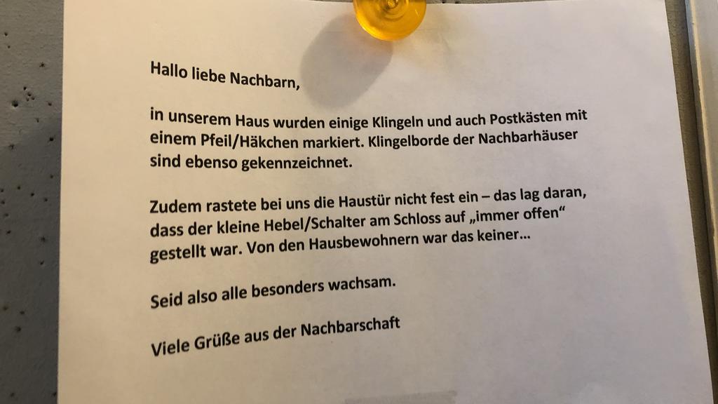 Besorgte Anwohner hatten mit diesen Flugblättern auf die mysteriösen Zeichen aufmerksam gemacht.