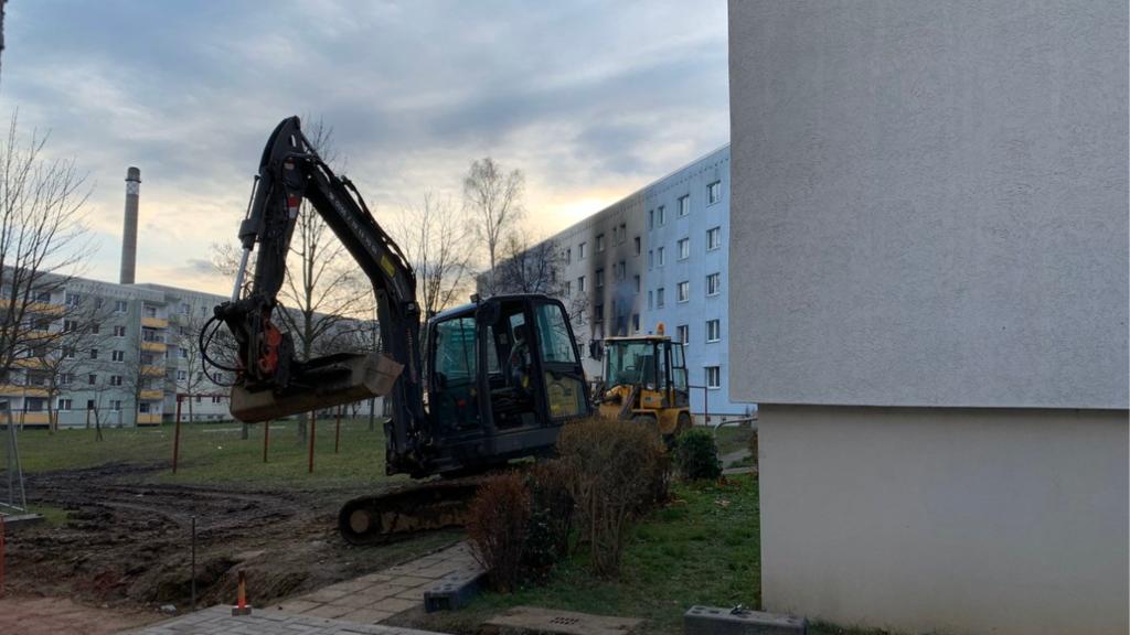 Bagger vor explodiertem Haus