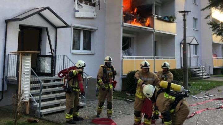 Feuer schlagen aus einer Wohnung