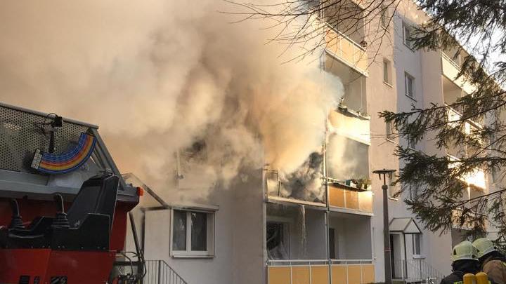 Rauch strömt aus einer Wohnung