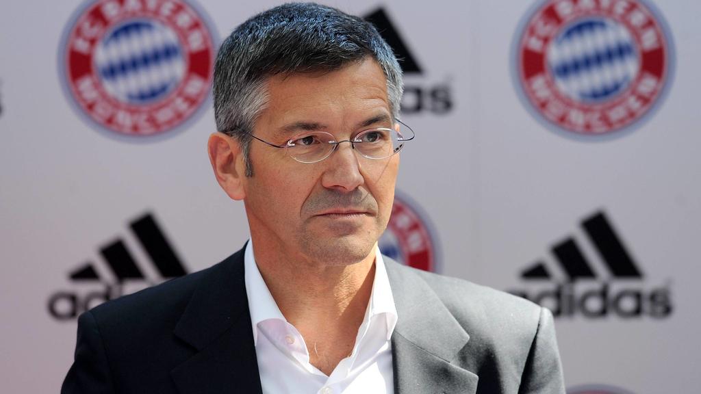 Fussball 1. Bundesliga : Saison 2010/2011 19.04.2011 FC Bayern München präsentiert mit ADIDAS das neue HEIMTRIKOT der Saison 2011/2012 und verlängert den Vertrag bis 2020 Vorstandsvorsitzender adidas AG Herbert Hainer PUBLICATIONxNOTxINxAUTxSUI