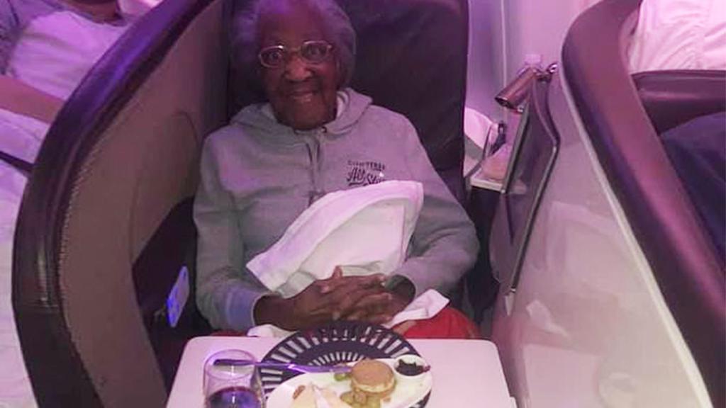 Rentnerin Violet genießt die First Class im Flieger.