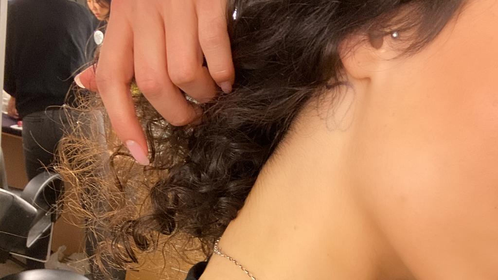 Gamze zeigt ihr Fake-Tattoo.